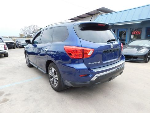 Used 2017 Nissan Pathfinder SV image 5