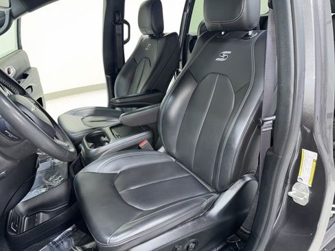 Used 2023 Chrysler Pacifica Touring-L w/ S Appearance Package image 15