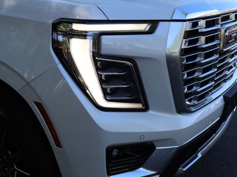 Used 2025 GMC Yukon Denali w/ Denali Reserve Package image 13