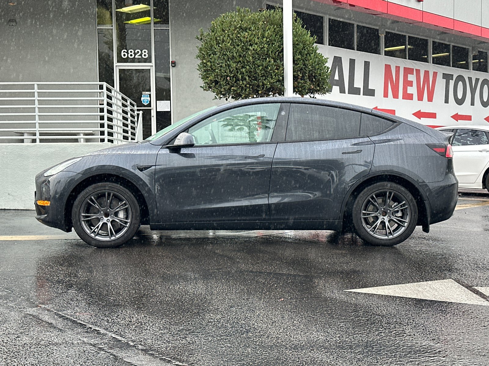 Used 2025 Tesla Model Y Long Range RWD image 2