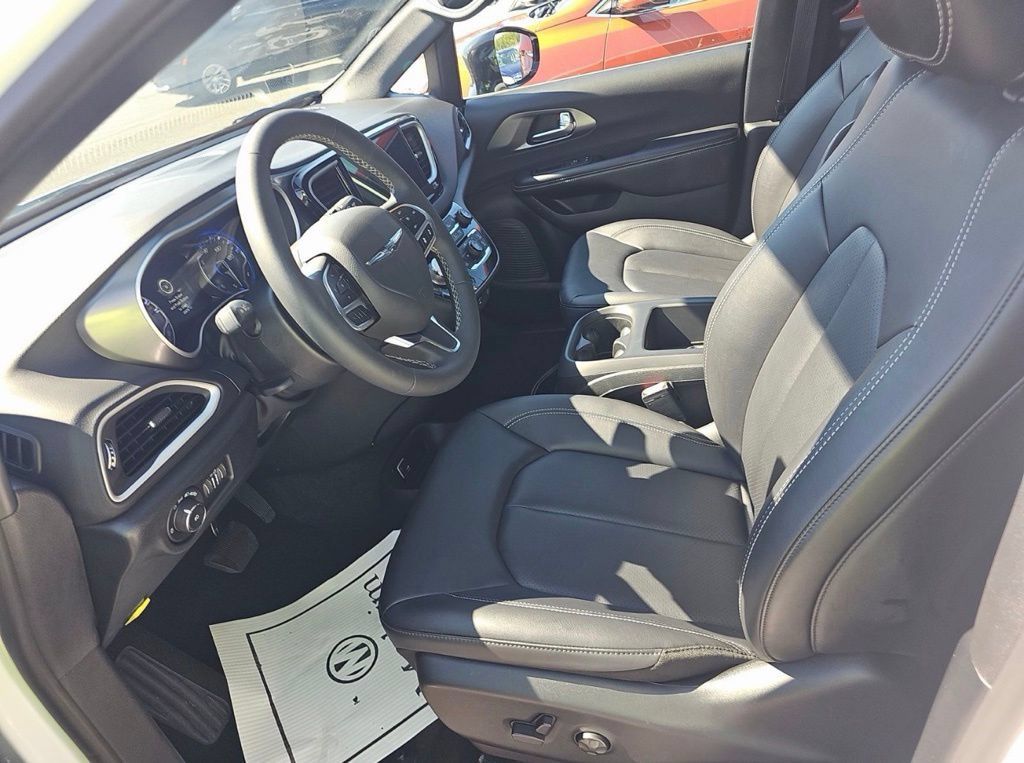 Used 2026 Chrysler Pacifica Select FWD image 4