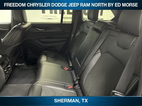 Used 2025 Jeep Grand Cherokee Altitude image 9