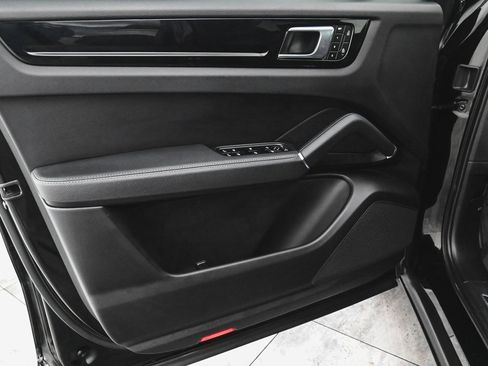 Used 2023 Porsche Cayenne image 8