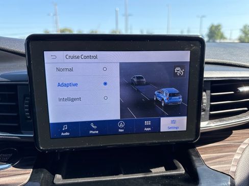 Used 2023 Ford Explorer Limited w/ Equipment Group 301A AWD/4WD image 15