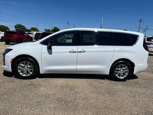 New 2027 Chrysler Pacifica Select FWD image 2