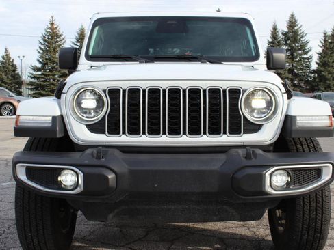 Used 2025 Jeep Wrangler Sahara AWD/4WD image 5