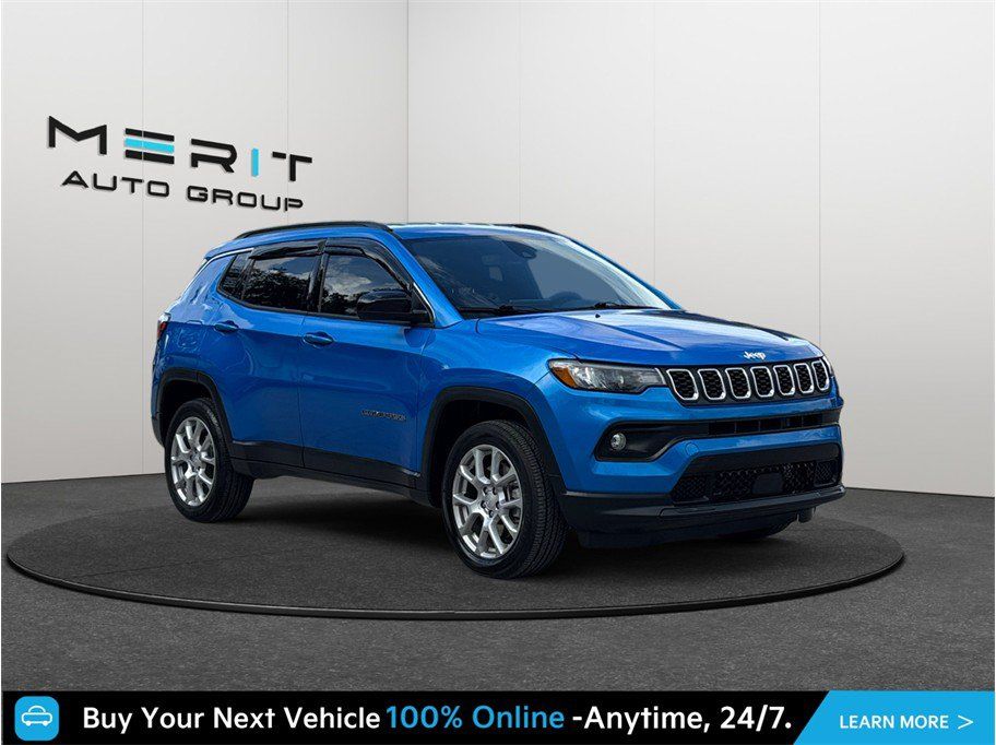 Used 2024 Jeep Compass Latitude AWD/4WD image 1