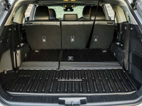 Certified 2025 Toyota Highlander XLE image 19