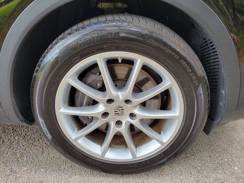 Used 2024 Porsche Cayenne AWD/4WD image 17