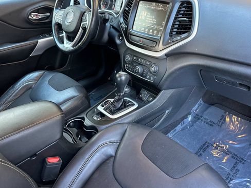 Used 2018 Jeep Cherokee Latitude Plus w/ Comfort/Convenience Group AWD/4WD image 16