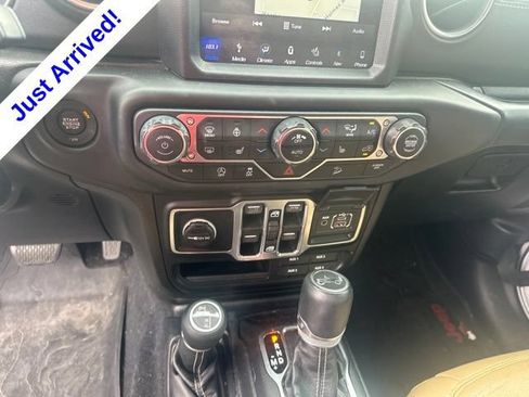Used 2018 Jeep Wrangler Unlimited Sahara AWD/4WD image 13