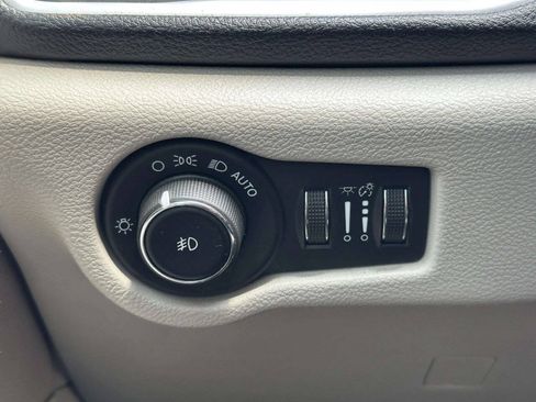 Used 2018 Chrysler Pacifica Limited w/ Advanced Safetytec Group FWD image 30