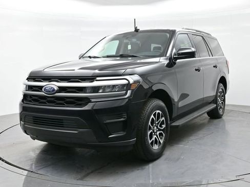 Used 2024 Ford Expedition XLT image 3