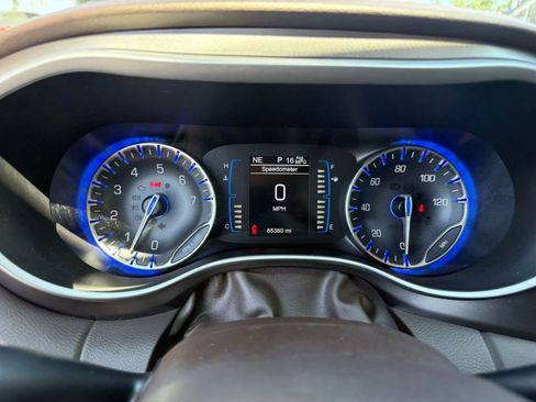 Used 2017 Chrysler Pacifica Touring-L image 21