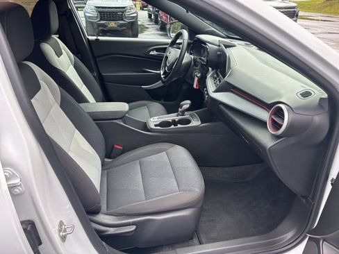 Used 2024 Chevrolet Trax RS w/ Sunroof Package image 17