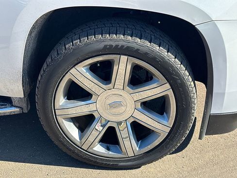 Used 2020 Cadillac Escalade ESV Premium Luxury image 12