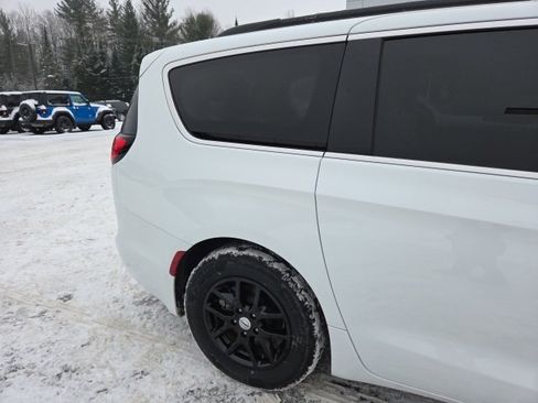 Used 2022 Chrysler Pacifica Touring-L image 30