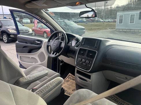 Used 2018 Dodge Grand Caravan SE w/ UConnect Hands-Free Group image 12