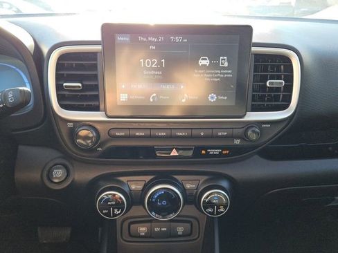 Used 2024 Hyundai Venue SEL FWD image 18