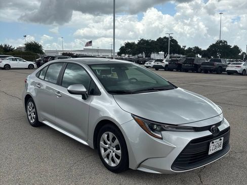 Used 2025 Toyota Corolla LE FWD image 4