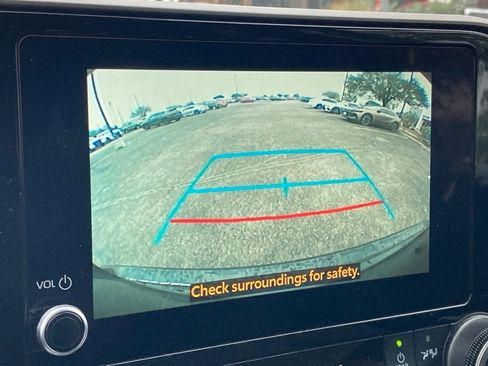 Used 2025 Toyota Highlander LE image 22