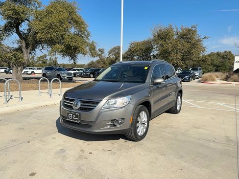 Used 2011 Volkswagen Tiguan SE FWD image 2