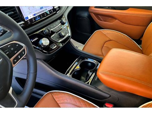 Used 2024 Chrysler Pacifica Pinnacle image 16