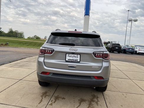 Used 2019 Jeep Compass Latitude FWD image 12