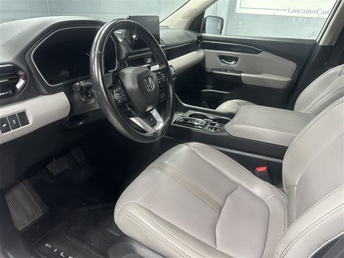 Used 2025 Honda Pilot Touring image 2