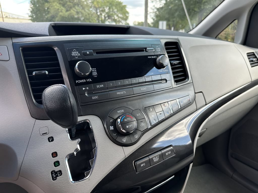 Used 2014 Toyota Sienna LE FWD image 31