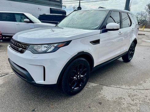 Used 2017 Land Rover Discovery SE image 3