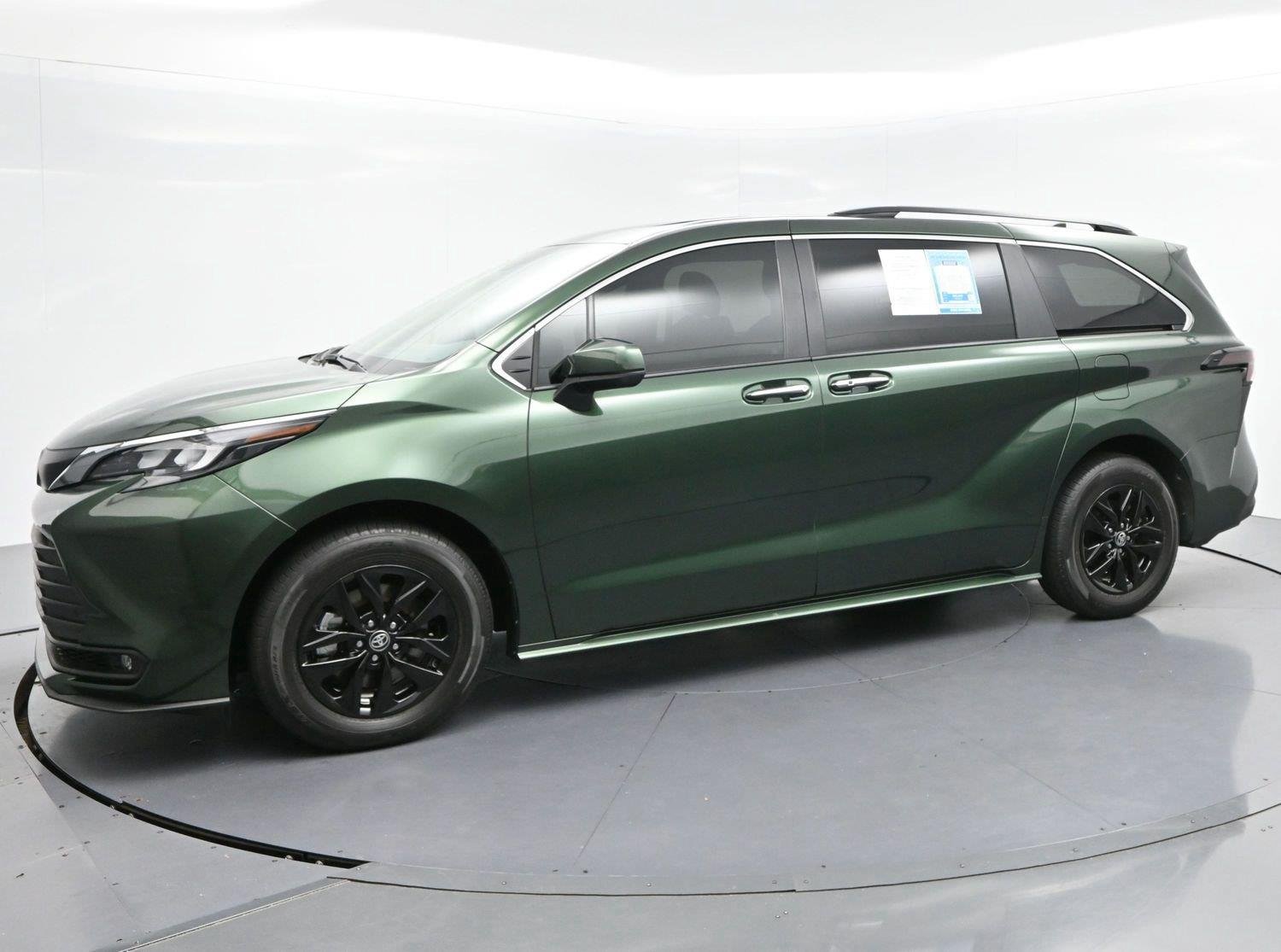 Used 2025 Toyota Sienna XLE FWD image 3
