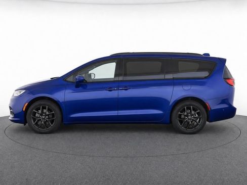 Used 2018 Chrysler Pacifica Touring-L w/ Premium Audio Group FWD image 3