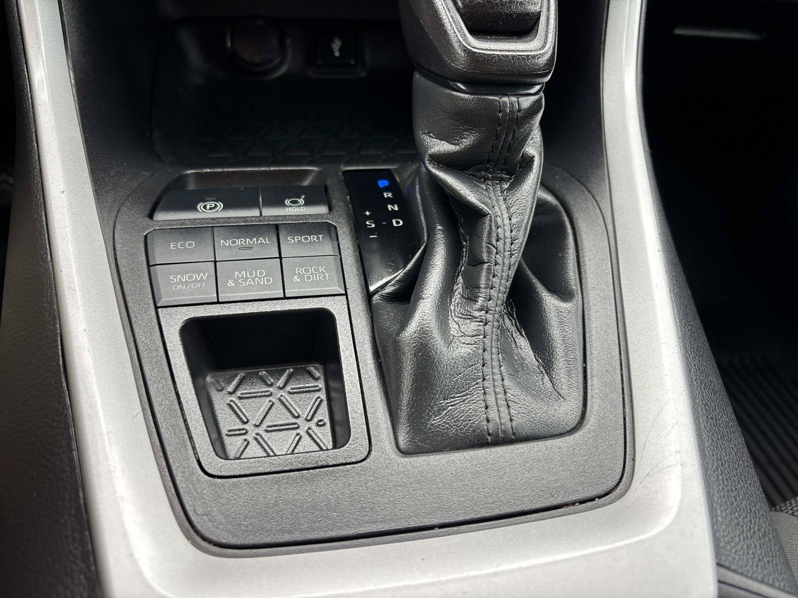 Used 2021 Toyota RAV4 LE AWD/4WD image 19