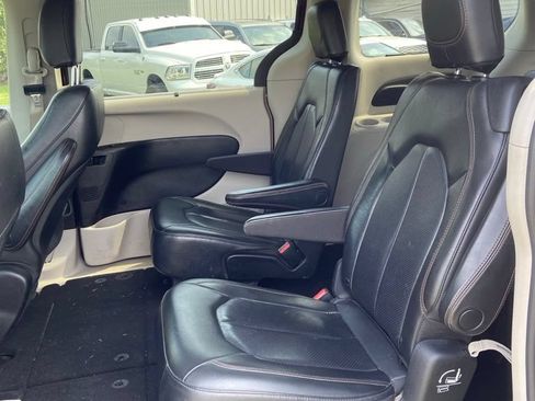 Used 2019 Chrysler Pacifica Touring-L FWD image 12
