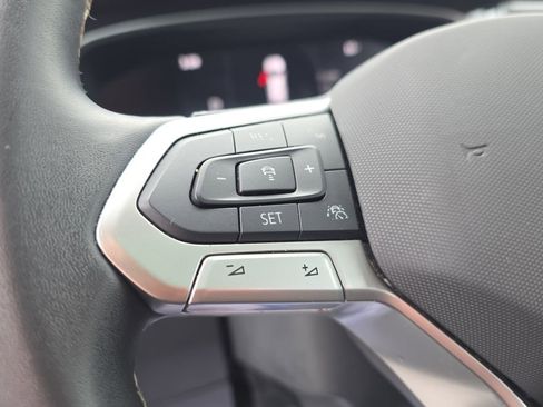 Used 2024 Volkswagen Tiguan SE image 35