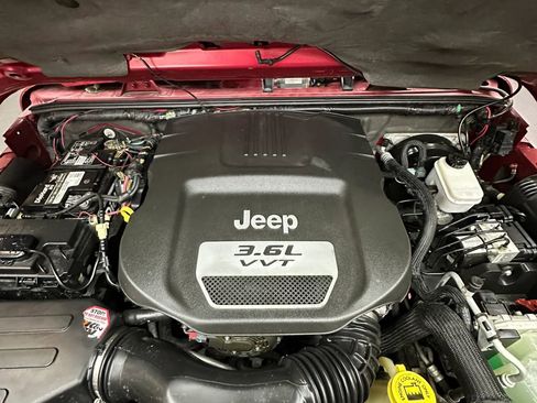 Used 2012 Jeep Wrangler Unlimited Sahara w/ Connectivity Group AWD/4WD image 27
