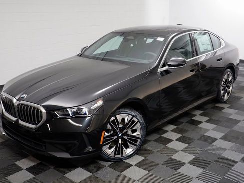 New 2026 BMW 530i xDrive w/ Premium Package AWD/4WD image 2