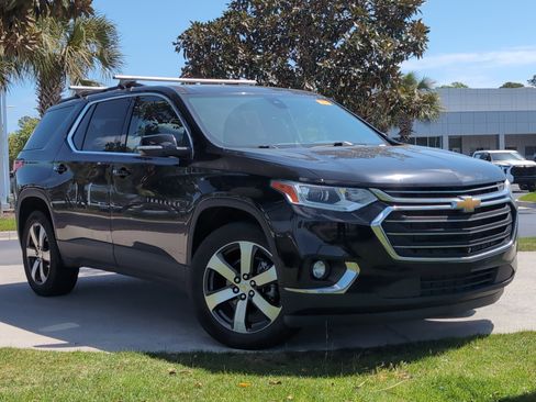Used 2021 Chevrolet Traverse LT w/ LT Premium Package image 2