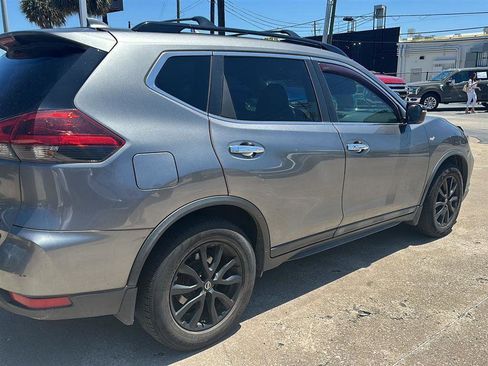 Used 2018 Nissan Rogue SV FWD image 3