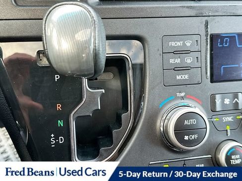 Used 2016 Toyota Sienna SE Premium w/ Four Season Floor Mat Package FWD image 23