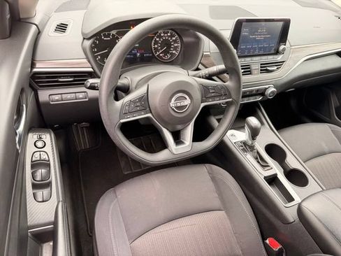 Used 2025 Nissan Altima 2.5 SV FWD image 19