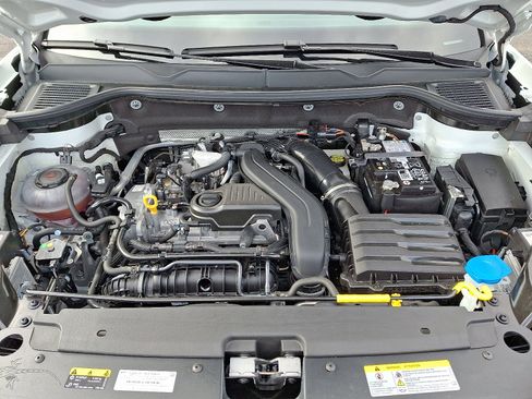 Used 2025 Volkswagen Taos SE image 28