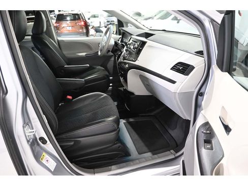 Used 2013 Toyota Sienna SE FWD image 15