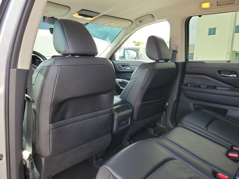 Used 2024 Nissan Pathfinder SL w/ Black Appearance Package FWD image 14