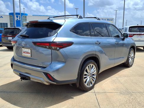 Used 2024 Toyota Highlander Platinum AWD/4WD image 7