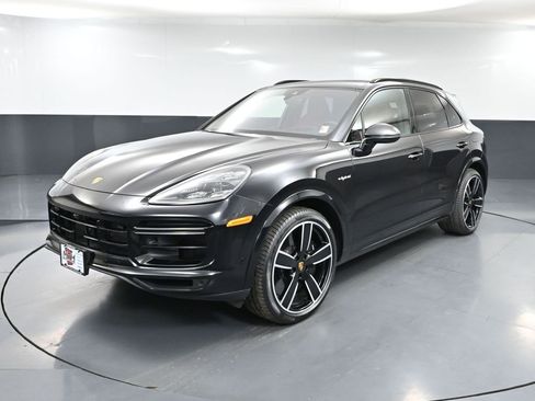 Used 2022 Porsche Cayenne Turbo S w/ Assistance Package image 12