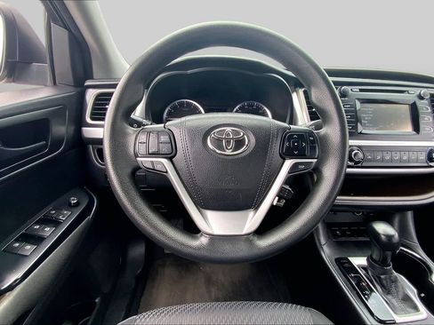 Used 2016 Toyota Highlander LE FWD image 6