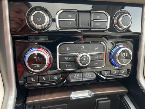 Used 2021 GMC Yukon Denali w/ Denali Premium Package image 30