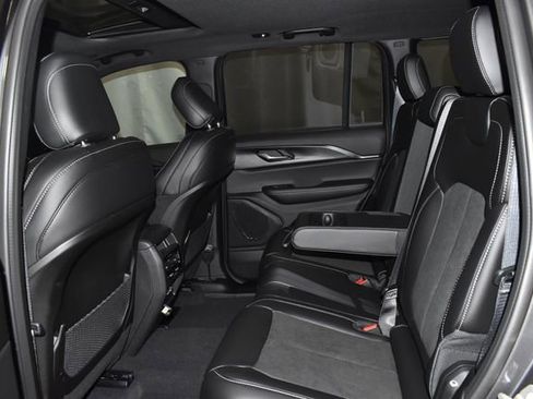 New 2025 Jeep Grand Cherokee Altitude image 28